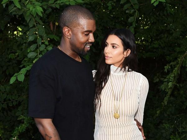 μπροστά από ένα υπέροχο δέντρο η Kim Kardashian και ο Kanye West