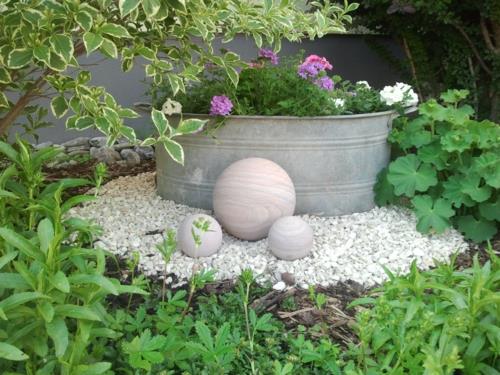 Μπροστινή σχεδίαση κήπου με χαλίκι γλάστρα με βότσαλα ξύλινη σφαίρα
