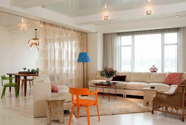 κουρτίνα ως διαχωριστικό δωματίου σαλόνι πορτοκαλί καρέκλες