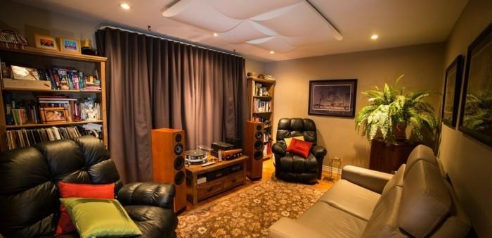 κουρτίνες δερμάτινοι καναπέδες χαλί σαλόνι βελτιώνουν την ακουστική του δωματίου