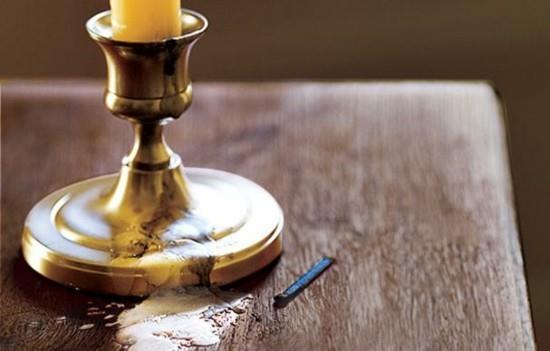 αφαιρέστε τους λεκέδες από κερί από το ξύλινο τραπέζι