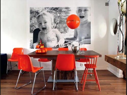 διακόσμηση τοίχου με εικόνες τραπεζαρία πορτοκαλί καρέκλες