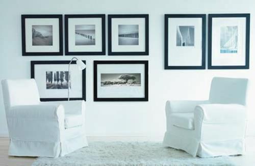διακόσμηση τοίχου με εικόνες μαύρη κορνίζα λευκή πολυθρόνα επίπλωσης