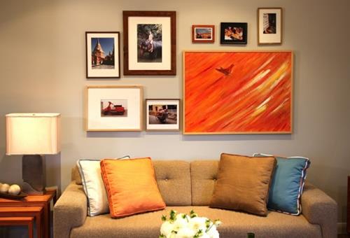 διακόσμηση τοίχου με εικόνες μαξιλάρια καναπέ φωτεινό ζεστό