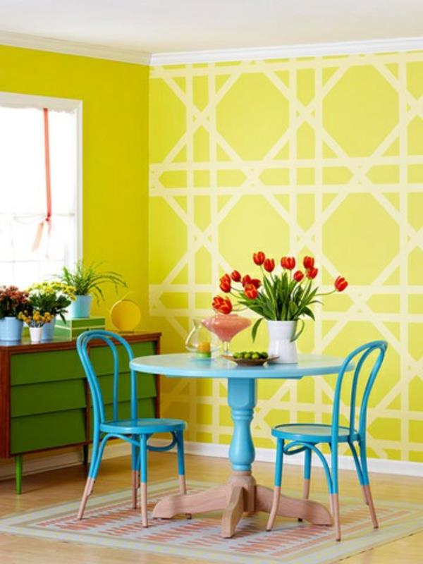 βάψτε τον τοίχο πολύχρωμο στην τραπεζαρία μπλε τραπέζι