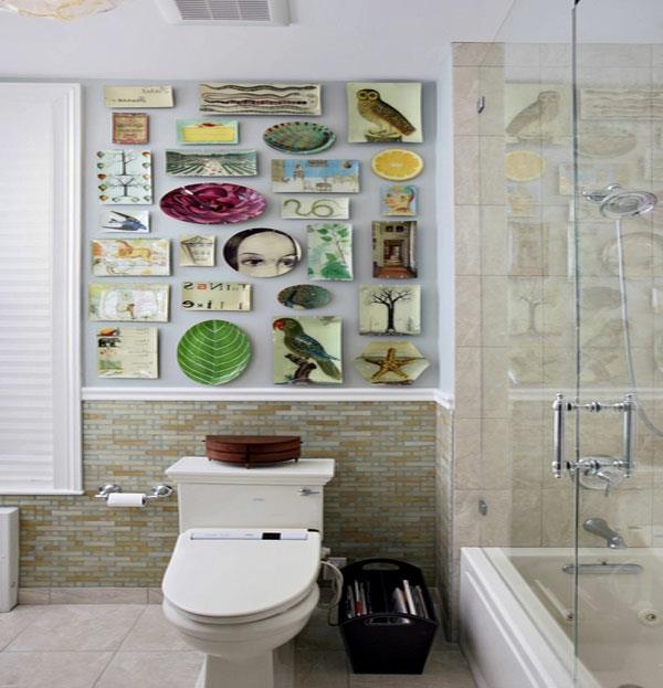 διακόσμηση τοίχου με πιάτα στο μπάνιο με τέχνη διακόσμηση