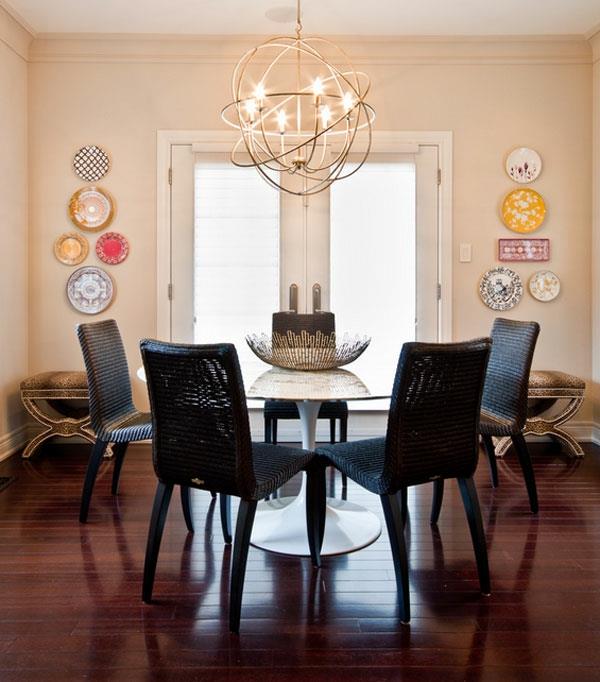 διακόσμηση τοίχου με πιάτα καρέκλες μπαστούνι μαύρο