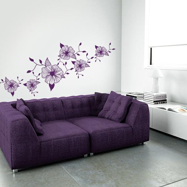 διακόσμηση τοίχου μοβ λουλούδια καναπές