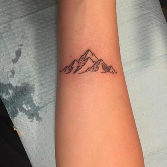 wanderlust τατουάζ ιδέες καρπού βουνά