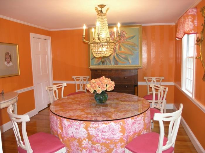 εσωτερική διακόσμηση τραπεζαρία με επίπλωση κηροπήγια πορτοκαλί τοίχους ροζ τόνους