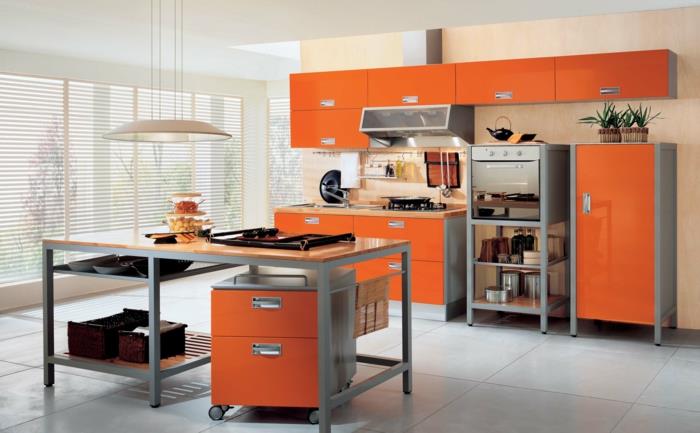 βάψιμο τοίχων ιδέες κουζίνα κρέμα πορτοκαλί ντουλάπια κουζίνας τραπέζι κουζίνας