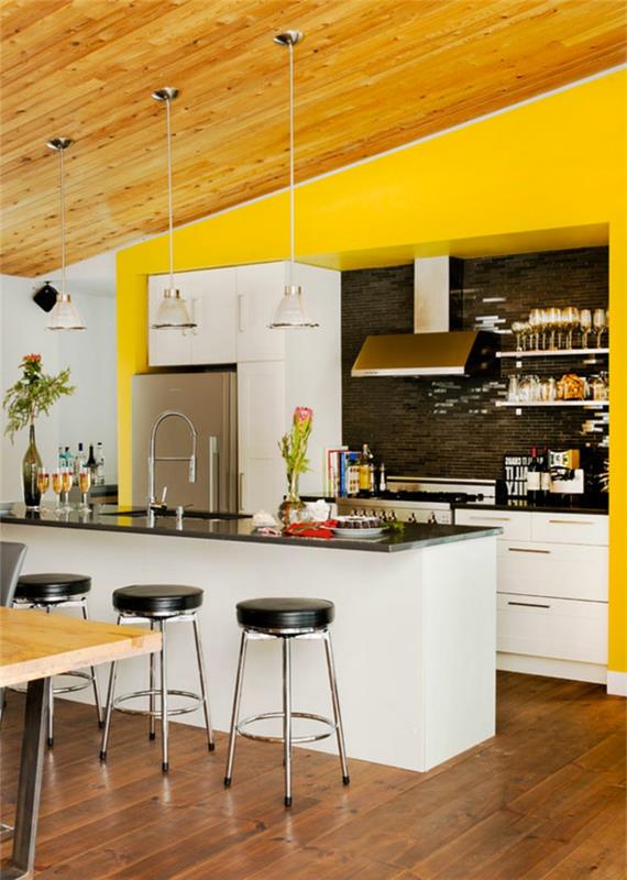 χρώμα τοίχου κουζίνα κίτρινοι τοίχοι κεκλιμένη οροφή μαύρα πλακάκια πίσω τοίχου κουζίνας