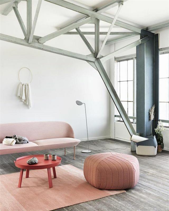 χρώμα τοίχου ροζ σοφίτα διαμέρισμα επικαλυμμένο έπιπλο καναπέ πουφ πλευρικό τραπεζάκι χαλί δρομέας μοντέρνο φωτιστικό δαπέδου