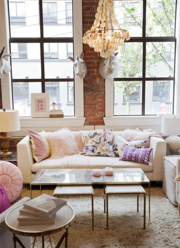 χρώμα τοίχου ροζ τούβλο πολυέλαιος τοίχος λευκός δερμάτινος καναπές ρίξτε μαξιλάρια χαλί βαθιάς στοίβας