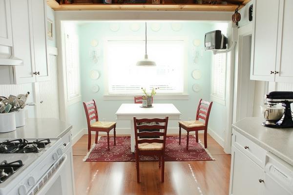 χρώμα τοίχου τυρκουάζ καρέκλες από ξύλο κερασιάς κουζίνας