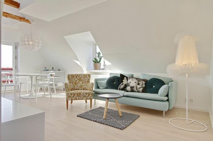 χρώμα τοίχου λευκό μικρό διαμέρισμα σοφίτα κεκλιμένο σαλόνι επιπλωμένο καναπέ πολυθρόνα ρετρό σχέδιο στρογγυλή τραπεζαρία