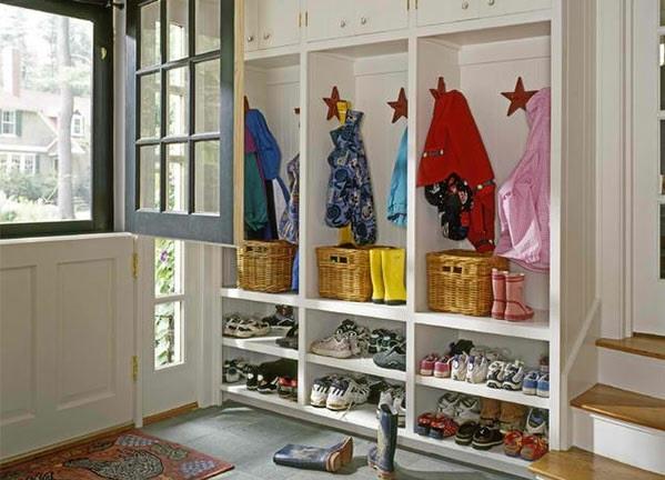 διάδρομος που διακοσμεί τον τοίχο κρεμώντας παιδικά ρούχα