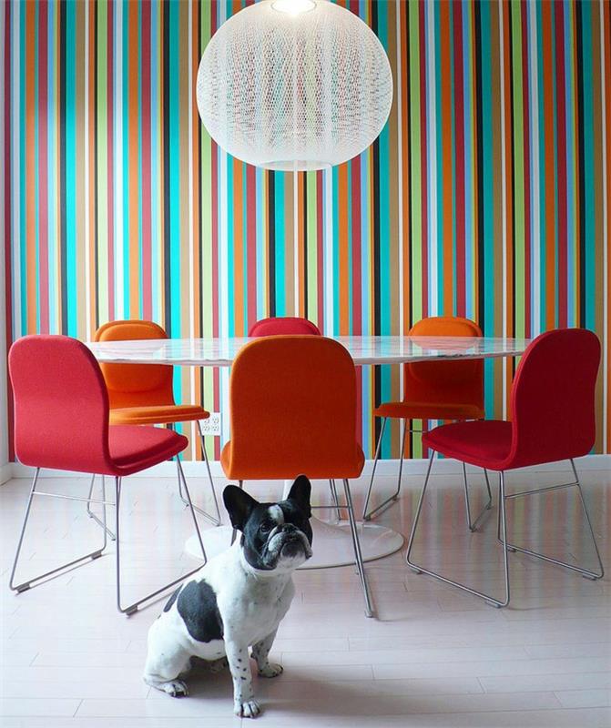 ιδέες σχεδιασμού τοίχου τραπεζαρία ταπετσαρία με ρίγες μοτίβο κόκκινες καρέκλες