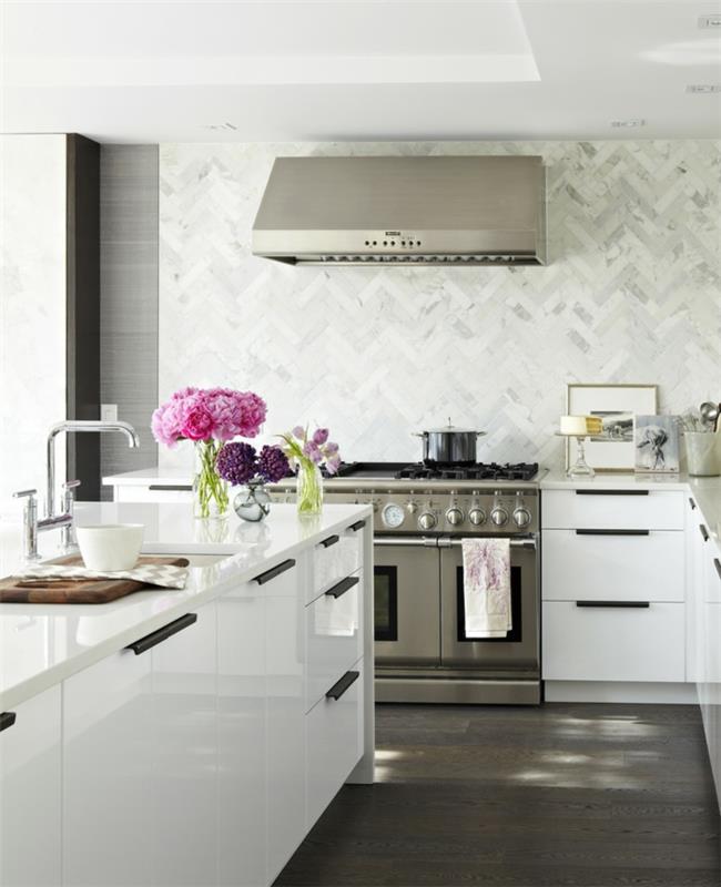 ιδέες σχεδιασμού τοίχων κουζίνα λευκά ντουλάπια κουζίνας σκούρο πάτωμα