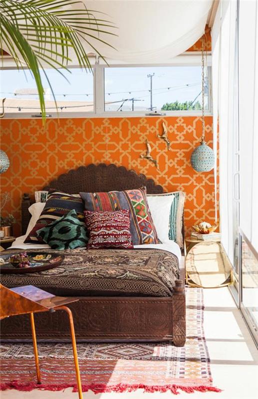 ιδέες σχεδιασμού τοίχου κρεβατοκάμαρα ταπετσαρία πορτοκαλί φυτό κρεμαστά φωτιστικά