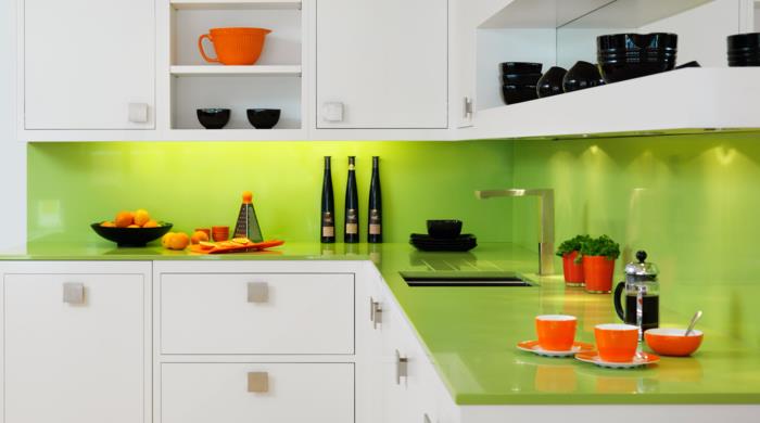 σχεδιασμός τοίχου κουζίνα πράσινα λευκά ντουλάπια κουζίνας ανοιχτά ράφια