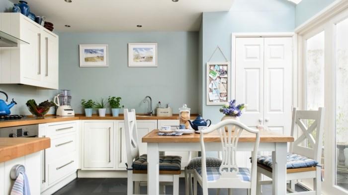σχεδιασμός τοίχου κουζίνα ανοιχτό μπλε τοίχοι και λευκά έπιπλα