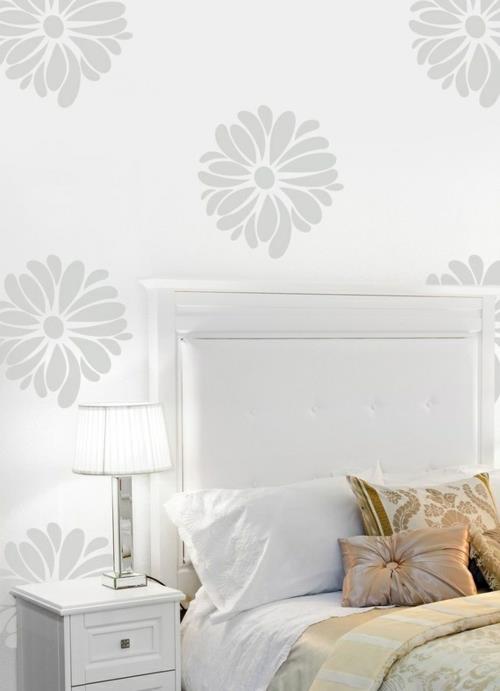 σχεδιασμός τοίχου κρεβατοκάμαρα κρεβάτι κεφαλάρι λευκή ταπετσαρία μοτίβο μονόχρωμα λουλούδια