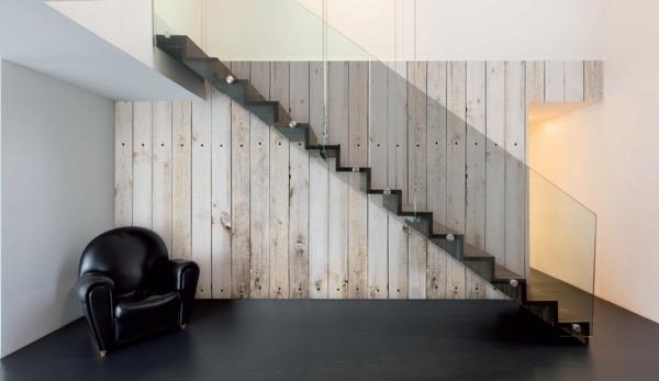 σχεδιασμός τοίχου ταπετσαρία ξύλο εμφάνιση μαύρες πολυθρόνες σκάλες