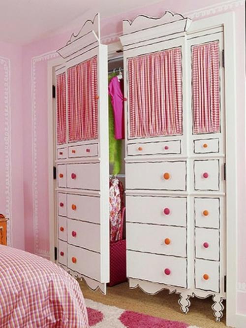 Οργανώστε ντουλάπα στο παιδικό δωμάτιο κόκκινο ροζ καρό