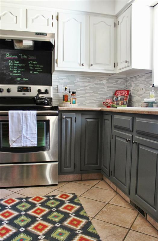 μαυροπίνακας χρωματιστά χαλιά δρομείς γκρι ντουλάπια κουζίνας