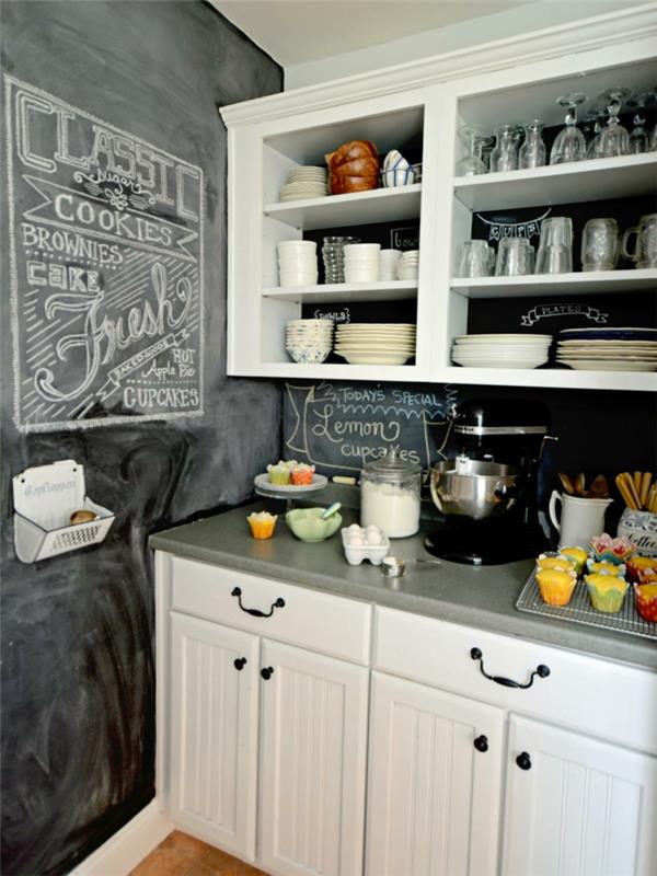 μαυροπίνακας κουζίνα λευκά ντουλάπια κουζίνας ανοιχτά ράφια