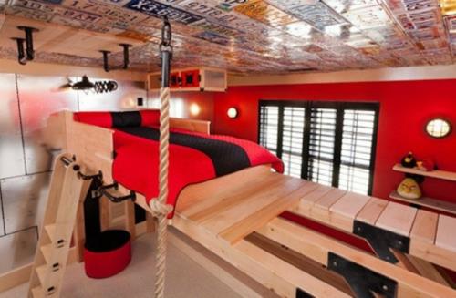 ζεστή βιομηχανική ιδέα σχεδιασμού παιδικού δωματίου κόκκινο κρεβάτι