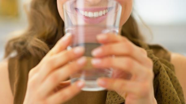 πίνετε νερό οικιακές θεραπείες για τη δυσκοιλιότητα