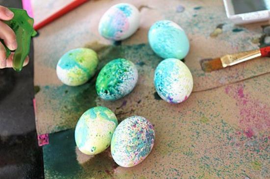 ακουαρέλα χρωματίζοντας πασχαλινά αυγά