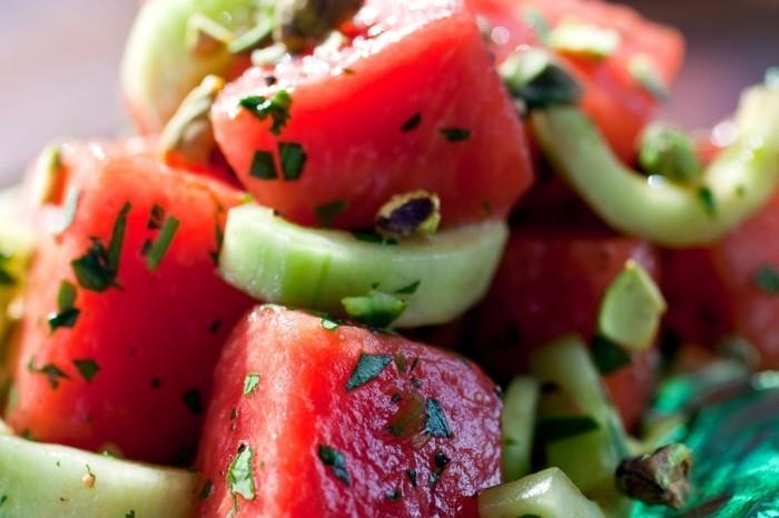 Καλοκαιρινές συνταγές καρπούζι αγγούρι σαλάτα ζουν υγιή