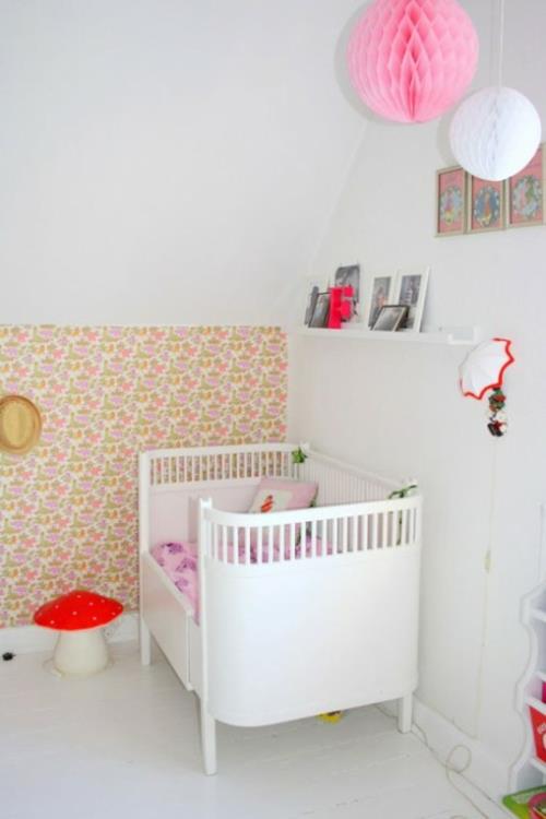 λευκό κρεβάτι πολύχρωμη ταπετσαρία deco μανιτάρι κόκκινο παιδικό δωμάτιο