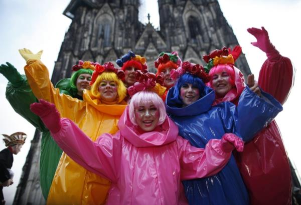 Weiberfastnacht στην Κολωνία μπροστά από τον καθεδρικό ναό