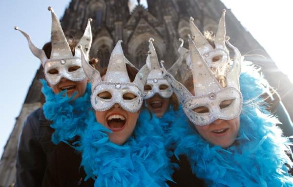 Κολωνία Weiberfastnacht μπροστά από τον καθεδρικό ναό
