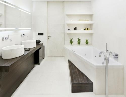 Λευκό χρώμα στις μπανιέρες μπάνιου ξύλο σκούρες επιφάνειες