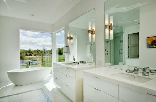 λευκό χρώμα στην μπανιέρα μπάνιου καθρέφτη τοίχου πλυσίματος ντουλαπιών