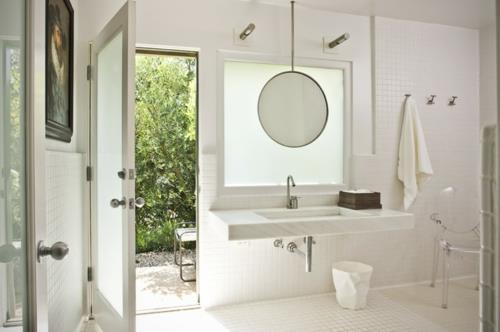 λευκό χρώμα στον καθρέφτη του μπάνιου γύρω από την αυλή του νεροχύτη