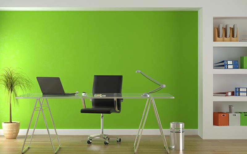 λευκή αίθουσα μελέτης βαφής τοίχου που έχει φτιάξει φρέσκο ​​πράσινο χρώμα τοίχου