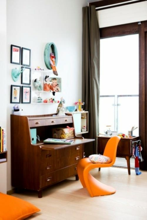 λευκό παιδικό δωμάτιο σχεδιασμός πορτοκαλί καρέκλες ξύλινο τραπέζι
