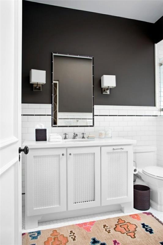 λευκό μπάνιο μαύρο επάνω τοίχο
