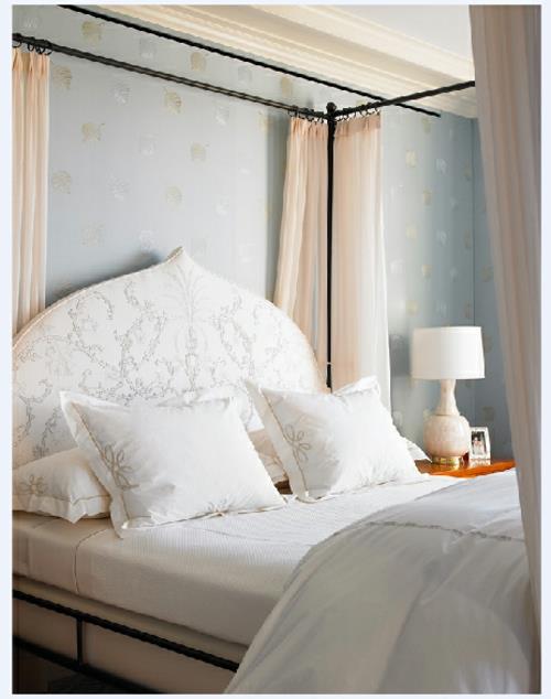 λευκές κουβέρτες μαξιλάρια κρεβάτι με ουρανό ρομαντικό υπνοδωμάτιο