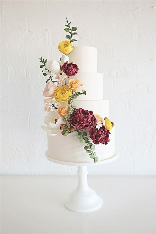 λευκές τούρτες γάμου υπέροχη ελκυστική διακόσμηση
