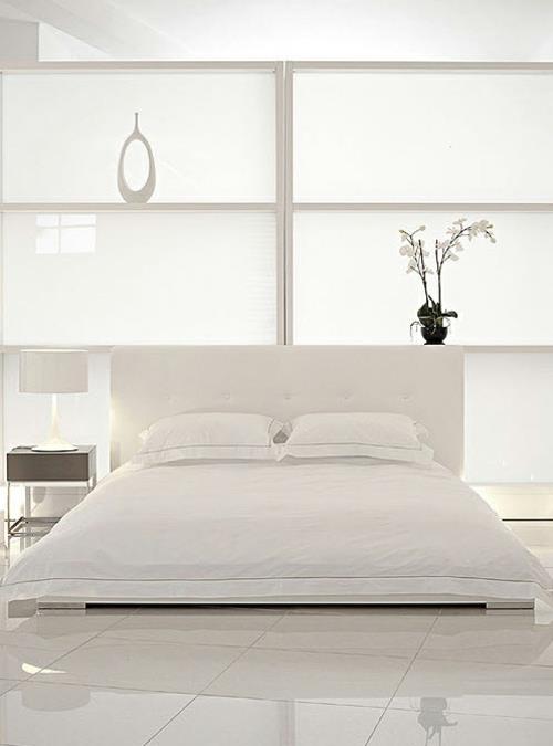 λευκές ιδέες εσωτερικού σχεδιασμού στούντιο λαμπερά ράφια κρεβατιών στον χώρο ύπνου