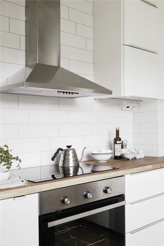λευκή κουζίνα πίσω τοίχος κουζίνας με πλακάκια και ξύλινη επιφάνεια εργασίας