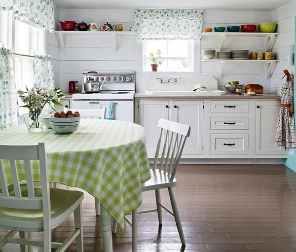 λευκή κουζίνα έπιπλα εξοχικού σπιτιού ανοιχτά ράφια τραπέζι