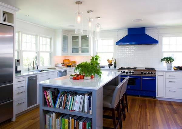 λευκή κουζίνα μινιμαλιστική επίπλωση σκανδιναβικό χρώμα τονίζει μπλε